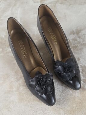 Bandolino Black Pointed-Toe Floral Applique Pumps